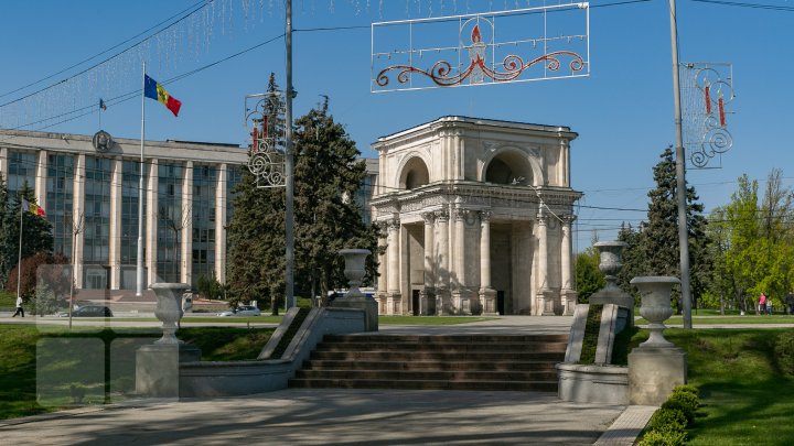 Scuarul Catedralei, în straie de sărbătoare. Ce spun tinerii care au mers să se plimbe prin parc (FOTOREPORT)