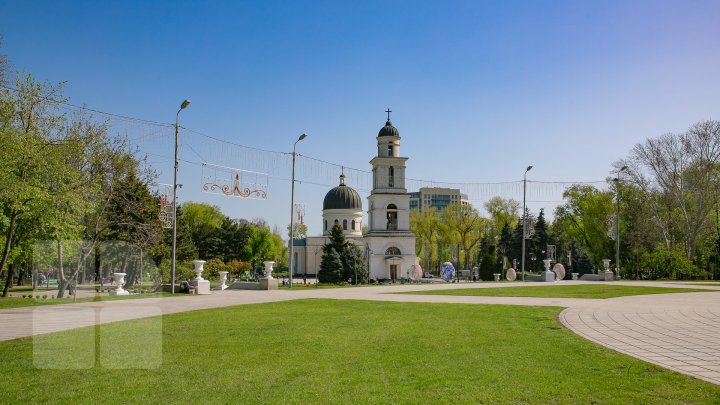 Scuarul Catedralei, în straie de sărbătoare. Ce spun tinerii care au mers să se plimbe prin parc (FOTOREPORT)