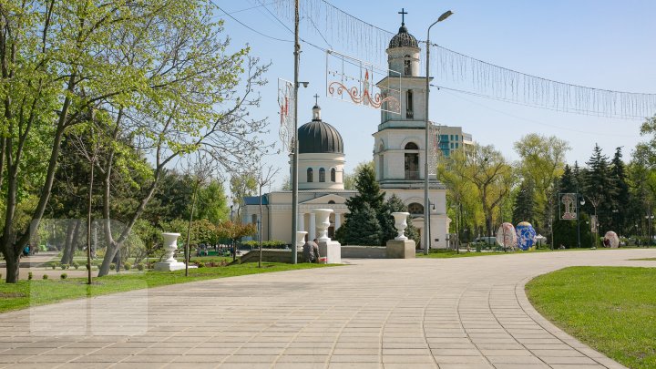 Scuarul Catedralei, în straie de sărbătoare. Ce spun tinerii care au mers să se plimbe prin parc (FOTOREPORT)