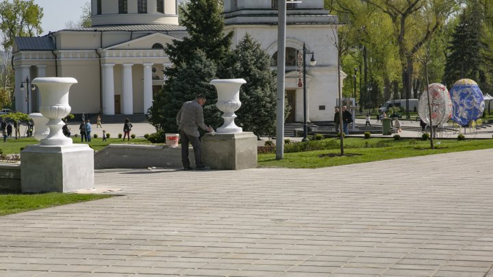 ATMOSFERĂ DE SĂRBĂTOARE. În scuarul Catedralei a fost instalat decorul de Paște (FOTOREPORT)