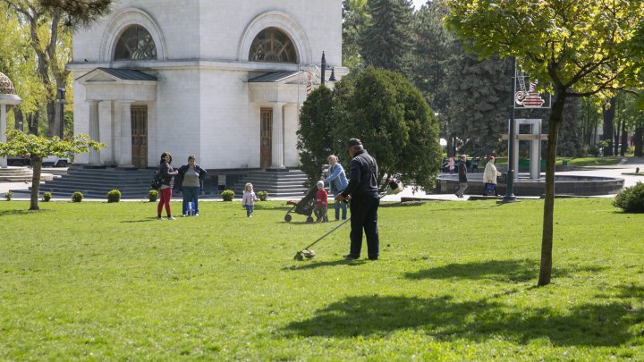 ATMOSFERĂ DE SĂRBĂTOARE. În scuarul Catedralei a fost instalat decorul de Paște (FOTOREPORT)