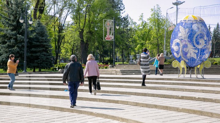 ATMOSFERĂ DE SĂRBĂTOARE. În scuarul Catedralei a fost instalat decorul de Paște (FOTOREPORT)