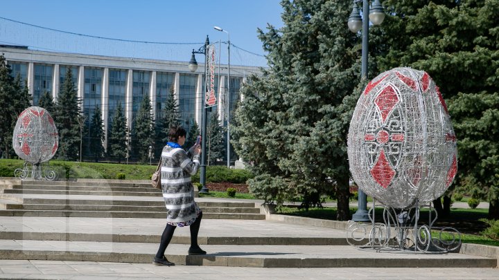 Scuarul Catedralei, în straie de sărbătoare. Ce spun tinerii care au mers să se plimbe prin parc (FOTOREPORT)