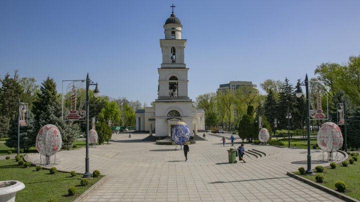 ATMOSFERĂ DE SĂRBĂTOARE. În scuarul Catedralei a fost instalat decorul de Paște (FOTOREPORT)