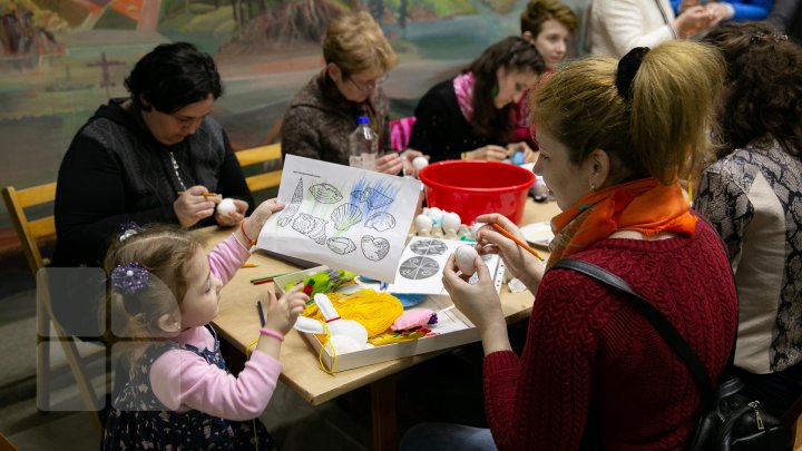 În atelierul de ÎNCONDEIERE a OUĂLOR PASCALE de la Muzeul Naţional de Etnografie şi Istorie Naturală munca e ÎN TOI (FOTOREPORT)