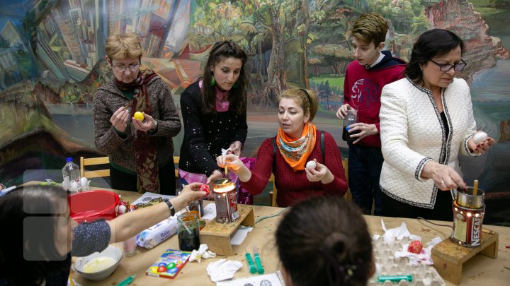 În atelierul de ÎNCONDEIERE a OUĂLOR PASCALE de la Muzeul Naţional de Etnografie şi Istorie Naturală munca e ÎN TOI (FOTOREPORT)