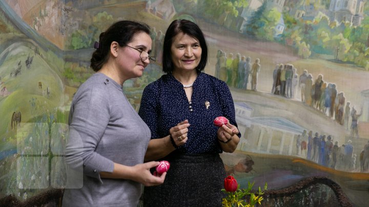 În atelierul de ÎNCONDEIERE a OUĂLOR PASCALE de la Muzeul Naţional de Etnografie şi Istorie Naturală munca e ÎN TOI (FOTOREPORT)