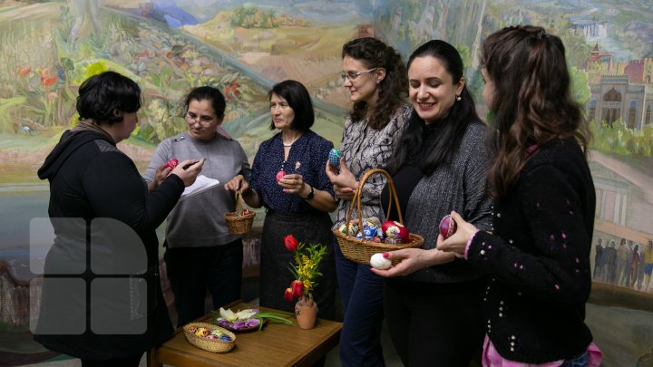 În atelierul de ÎNCONDEIERE a OUĂLOR PASCALE de la Muzeul Naţional de Etnografie şi Istorie Naturală munca e ÎN TOI (FOTOREPORT)