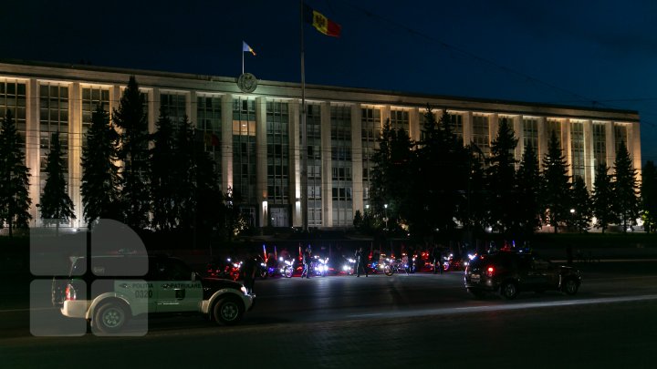 Focul Haric a ajuns în Moldova. Sute de enoriași au venit după Lumina Sfântă (FOTOREPORT)