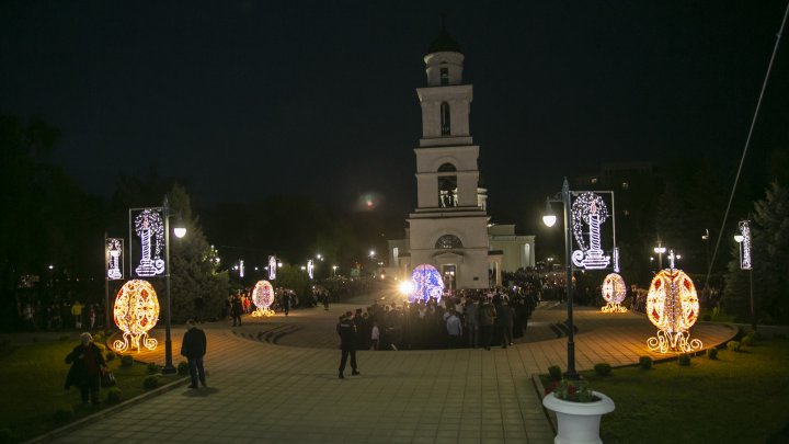 Focul Haric a ajuns în Moldova. Sute de enoriași au venit după Lumina Sfântă (FOTOREPORT)