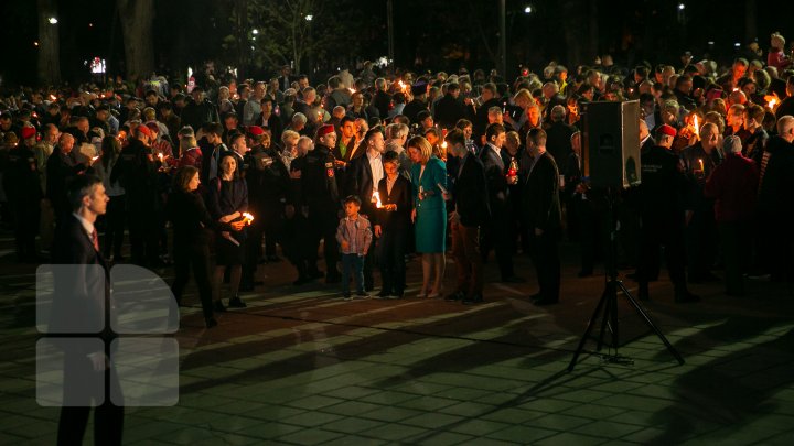 Focul Haric a ajuns în Moldova. Sute de enoriași au venit după Lumina Sfântă (FOTOREPORT)