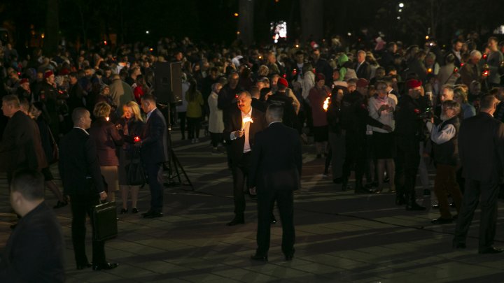 Focul Haric a ajuns în Moldova. Sute de enoriași au venit după Lumina Sfântă (FOTOREPORT)