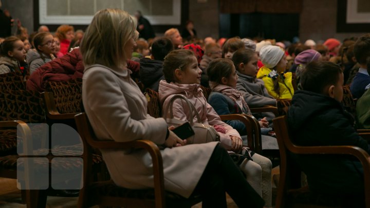 (FOTOREPORT) Păpușari din 22 de teatre, la festivalul internaţional "Sub căciula lui Guguță", deschis la Chișinău