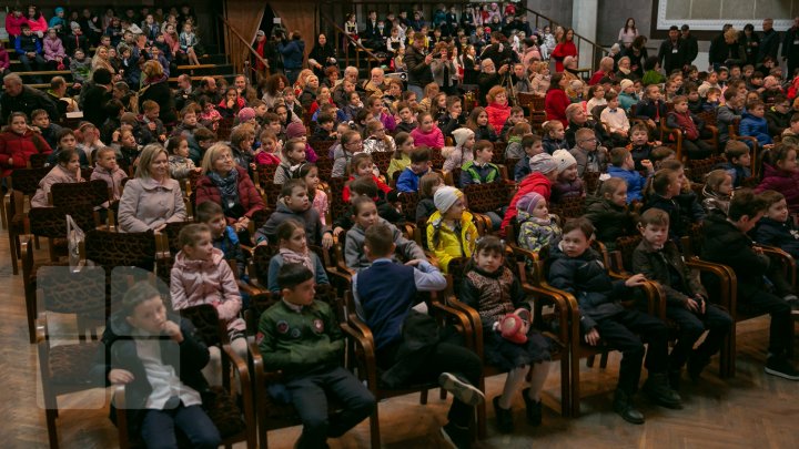 (FOTOREPORT) Păpușari din 22 de teatre, la festivalul internaţional "Sub căciula lui Guguță", deschis la Chișinău