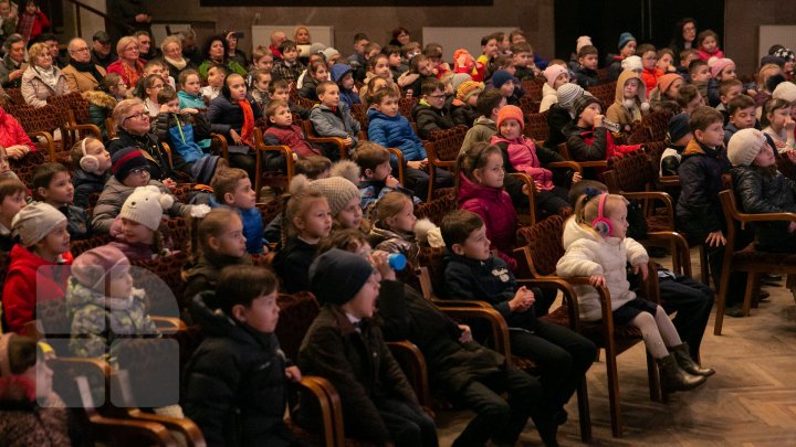 (FOTOREPORT) Păpușari din 22 de teatre, la festivalul internaţional "Sub căciula lui Guguță", deschis la Chișinău