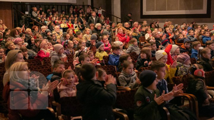 (FOTOREPORT) Păpușari din 22 de teatre, la festivalul internaţional "Sub căciula lui Guguță", deschis la Chișinău