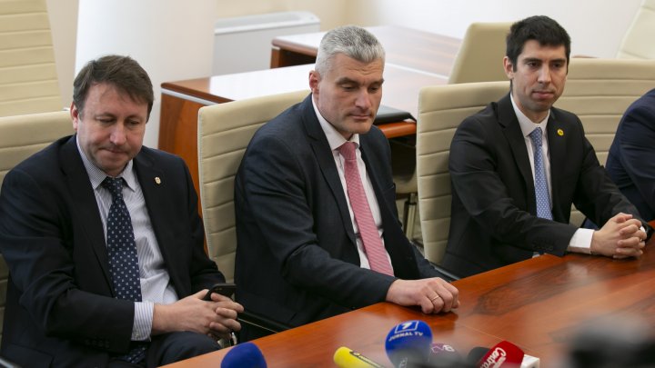 ACUM în aşteptarea PSRM. Cum au fost surprinşi deputaţii (FOTOREPORT)