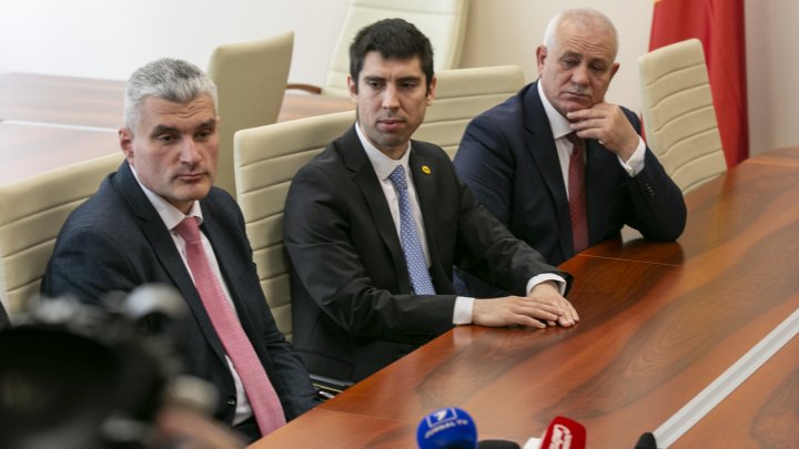 ACUM în aşteptarea PSRM. Cum au fost surprinşi deputaţii (FOTOREPORT)