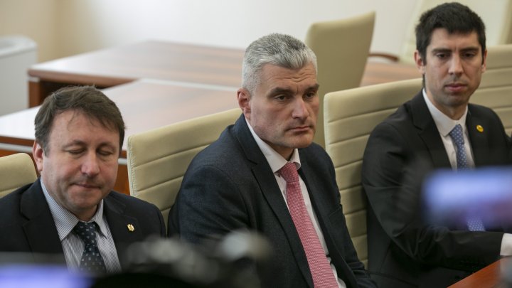 ACUM în aşteptarea PSRM. Cum au fost surprinşi deputaţii (FOTOREPORT)