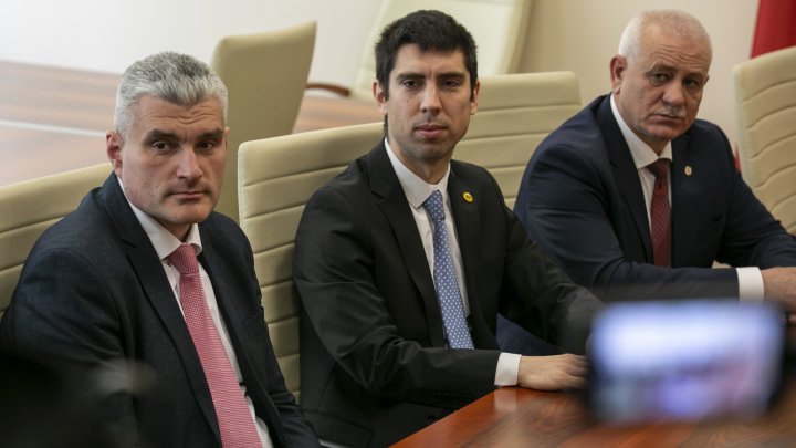 ACUM în aşteptarea PSRM. Cum au fost surprinşi deputaţii (FOTOREPORT)