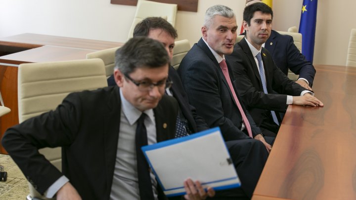 ACUM în aşteptarea PSRM. Cum au fost surprinşi deputaţii (FOTOREPORT)