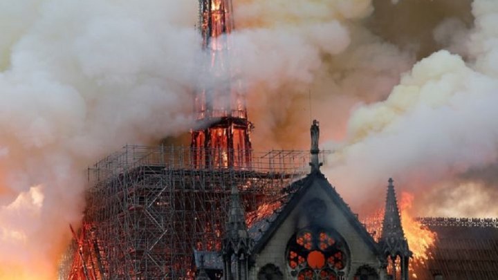 MAEIE, despre incendiul de la catedrala Notre Dame: Suntem profund întristați că acest monument-simbol a căzut pradă focului  