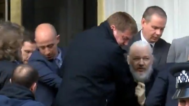  Momentul în care Julian Assange este arestat și scos în cătușe din Ambasada Ecuadorului (VIDEO)