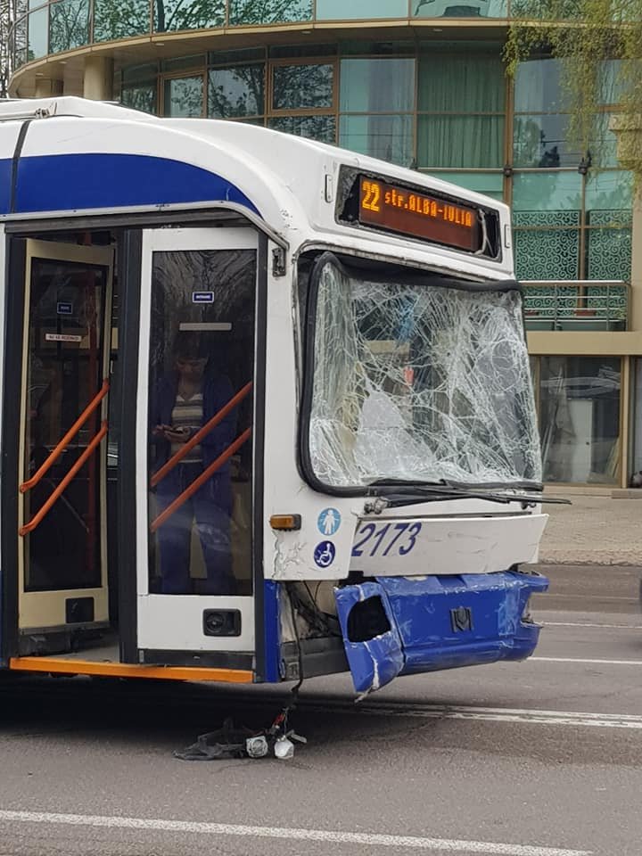 ACCIDENT GRAV în sectorul Buiucani: Un microbuz s-a lovit violent cu un troleibuz. Ambulanţa, la faţa locului (VIDEO/FOTO)