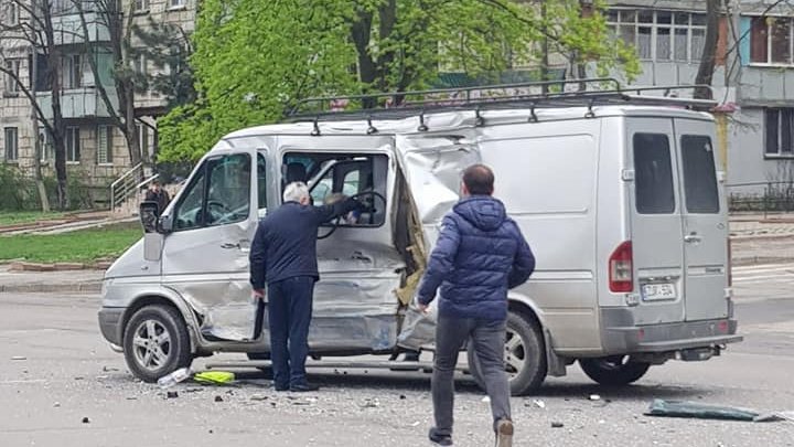 ACCIDENT GRAV în sectorul Buiucani: Un microbuz s-a lovit violent cu un troleibuz. Ambulanţa, la faţa locului (VIDEO/FOTO)