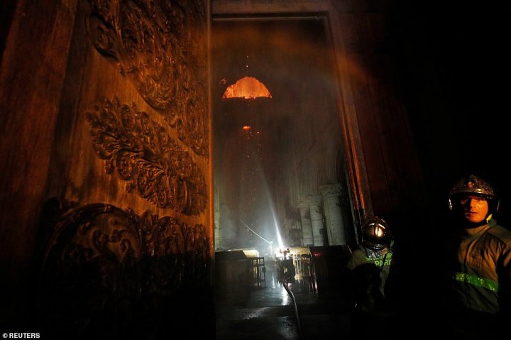 Catedrala Notre-Dame, DEVASTATĂ de incendiu. PRIMELE IMAGINI din interiorul monumentului istoric