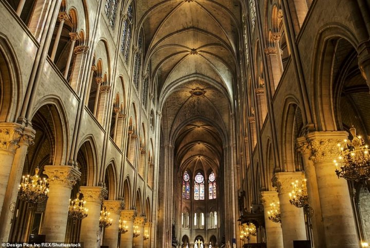 Catedrala Notre-Dame, DEVASTATĂ de incendiu. PRIMELE IMAGINI din interiorul monumentului istoric