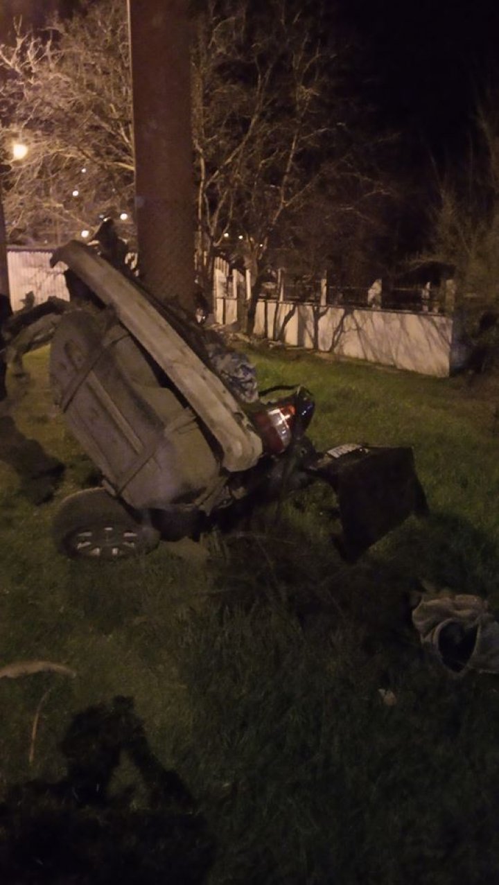 IMAGINI DE GROAZĂ de la ACCIDENTUL GRAV din sectorul Botanica. Maşina, RUPTĂ ÎN DOUĂ