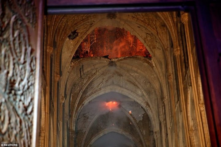 Catedrala Notre-Dame, DEVASTATĂ de incendiu. PRIMELE IMAGINI din interiorul monumentului istoric