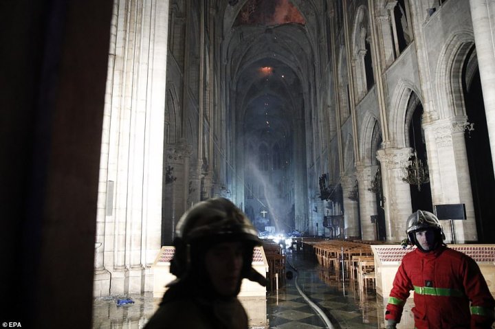 Catedrala Notre-Dame, DEVASTATĂ de incendiu. PRIMELE IMAGINI din interiorul monumentului istoric