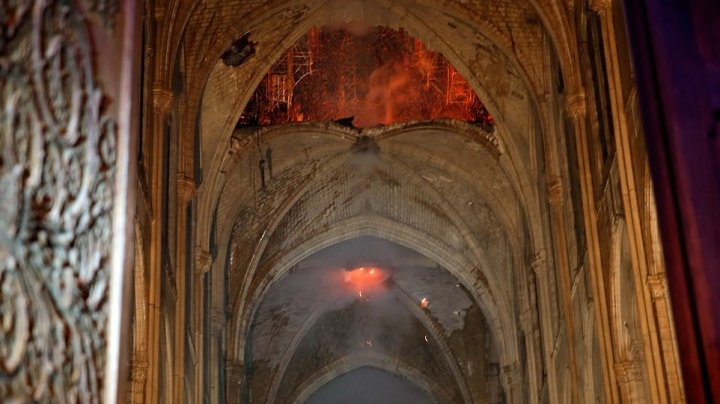 Catedrala Notre-Dame, DEVASTATĂ de incendiu. PRIMELE IMAGINI din interiorul monumentului istoric