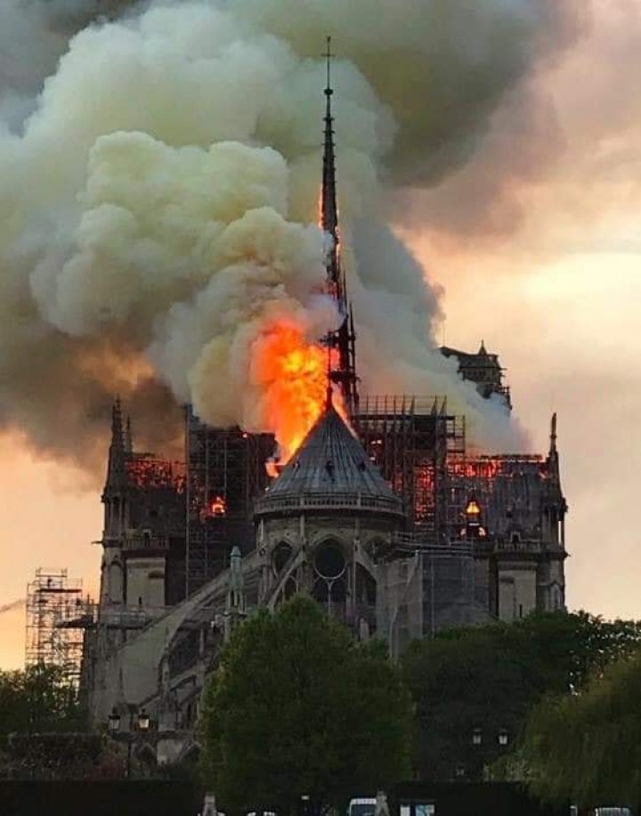 FLĂCĂRI URIAŞE au cuprins Catedrala Notre Dame din Paris: O DRAMĂ TERIBILĂ (IMAGINI CATASTROFALE)