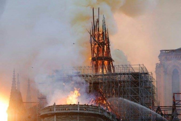 FLĂCĂRI URIAŞE au cuprins Catedrala Notre Dame din Paris: O DRAMĂ TERIBILĂ (IMAGINI CATASTROFALE)