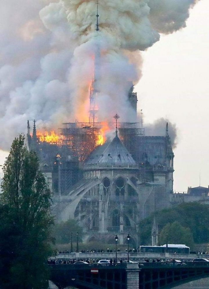 FLĂCĂRI URIAŞE au cuprins Catedrala Notre Dame din Paris: O DRAMĂ TERIBILĂ (IMAGINI CATASTROFALE)