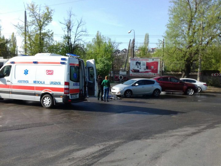 ACCIDENT GRAV în sectorul Buiucani. O femeie, lovită în plin de o maşină. Poliţia, ambulanţa, la faţa locului (FOTO)