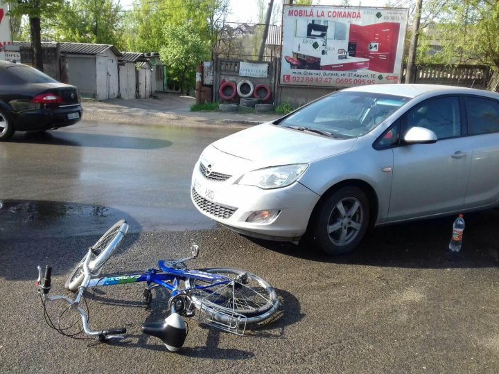 ACCIDENT GRAV în sectorul Buiucani. O femeie, lovită în plin de o maşină. Poliţia, ambulanţa, la faţa locului (FOTO)