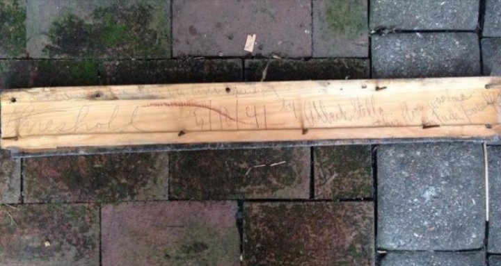 A ÎNCREMENIT! Mesajul OBSCEN, găsit de un tânăr în timp ce-şi renova casa pe care o cumpărase (FOTO)