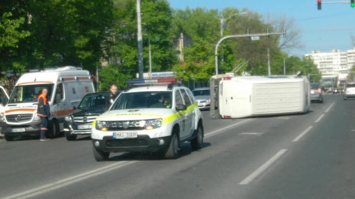 ACCIDENT VIOLENT în Capitală. Un microbuz S-A RĂSTURNAT. Poliţia, ambulanţa, la faţa locului (FOTO)