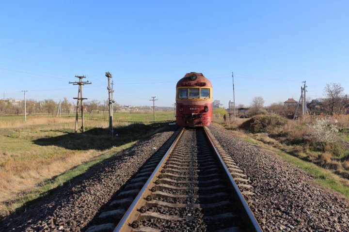 O femeie din Ceadîr-Lunga, lovită de tren: MERGEA PE ŞINE cu căștile în urechi 