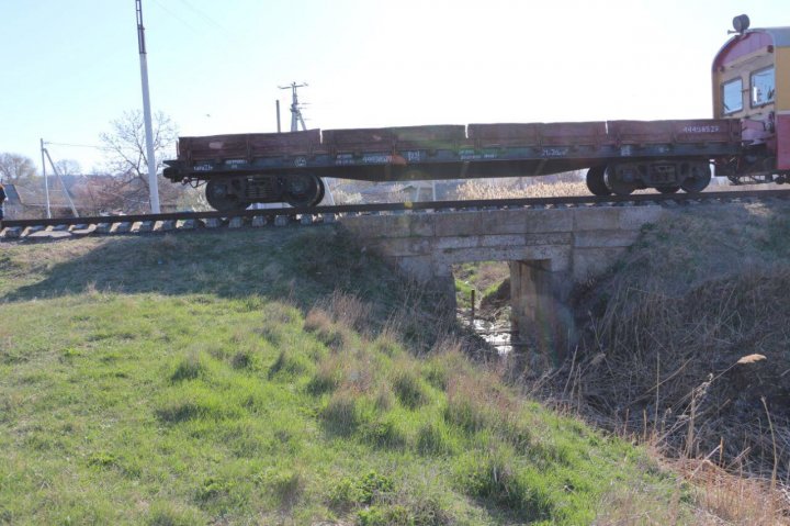 O femeie din Ceadîr-Lunga, lovită de tren: MERGEA PE ŞINE cu căștile în urechi 