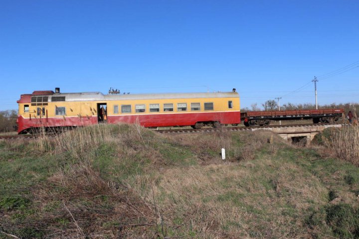 O femeie din Ceadîr-Lunga, lovită de tren: MERGEA PE ŞINE cu căștile în urechi 