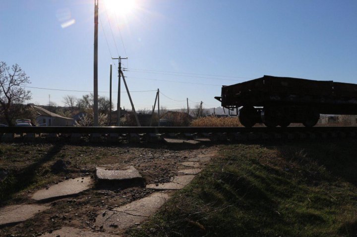 O femeie din Ceadîr-Lunga, lovită de tren: MERGEA PE ŞINE cu căștile în urechi 