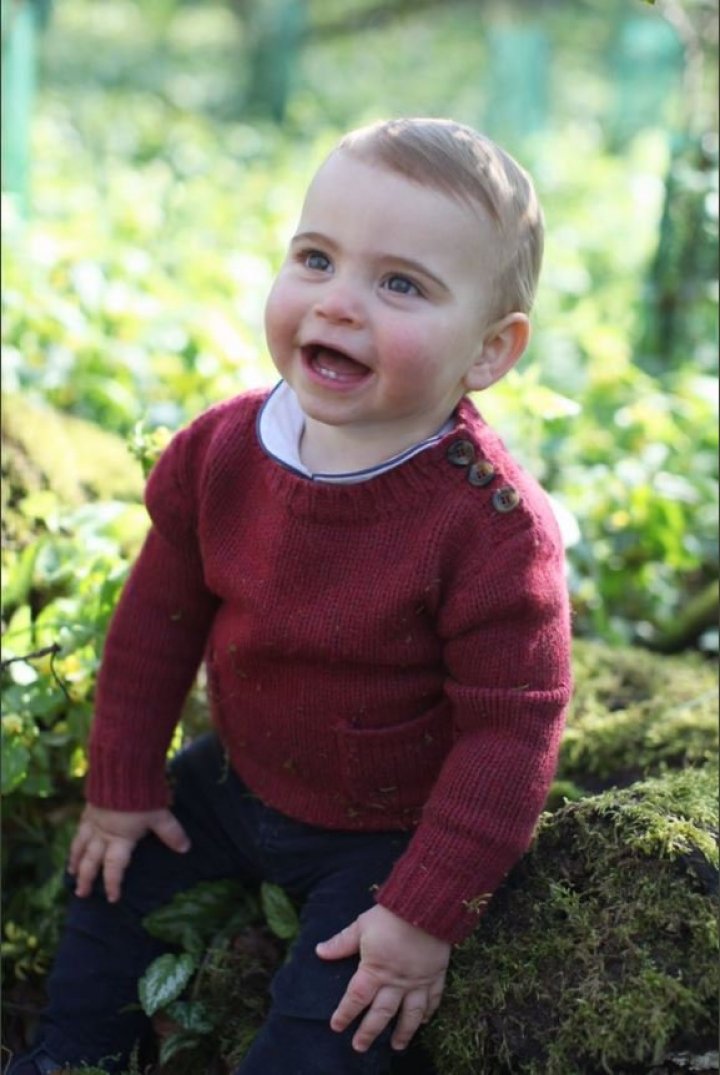 A fost publicat primul portret oficial al Prinţului Louis, mezinul Ducilor de Cambridge