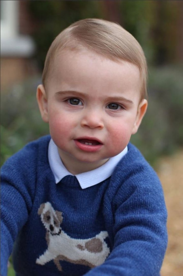 A fost publicat primul portret oficial al Prinţului Louis, mezinul Ducilor de Cambridge