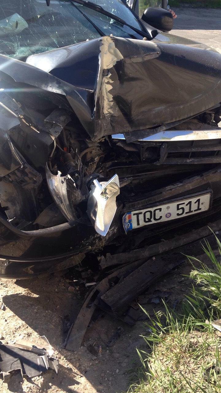 Încă un ACCIDENT TERIBIL în Capitală. Şoferul, prins între fiarele maşinii accidentate (FOTO)