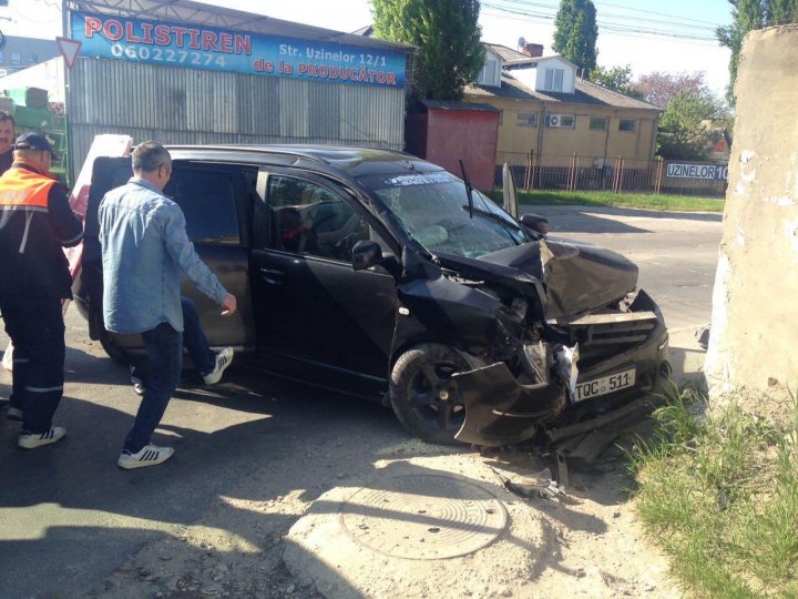 Încă un ACCIDENT TERIBIL în Capitală. Şoferul, prins între fiarele maşinii accidentate (FOTO)